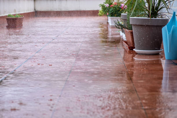 istock Pouring rain in the city 1289557667