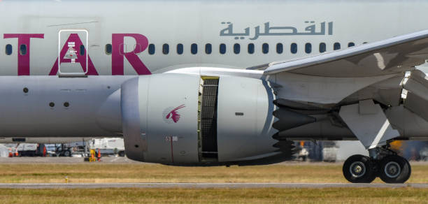 moteur à réaction avec couvercle en position de poussée inverse - boeing 787 qatar airways airplane aerospace industry photos et images de collection