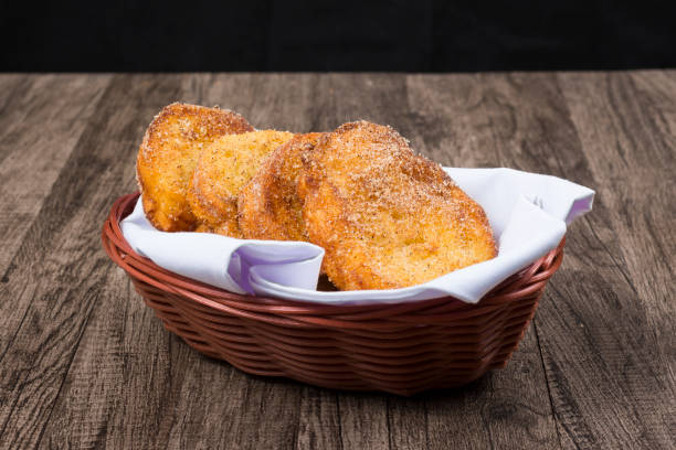 French toast served in a basket. Christmas and year-end desserts. Close-up photography. Sweet with powdered cinnamon. Rabanada. French toast served in a basket. Christmas and year-end desserts. Close-up photography. Sweet with powdered cinnamon. Rabanada. french toast stock pictures, royalty-free photos & images