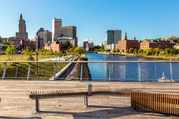 보행자 다리에서 바라보는 프로비던스 로드아일랜드 스카이라인과 프로비던스 강 - providence rhode island downtown district skyline 뉴스 사진 이미지