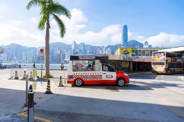 mobile softee ice cream truck zaparkowany obok coconut tree, kowloon, hong kong - eye level view zdjęcia i obrazy z banku zdjęć