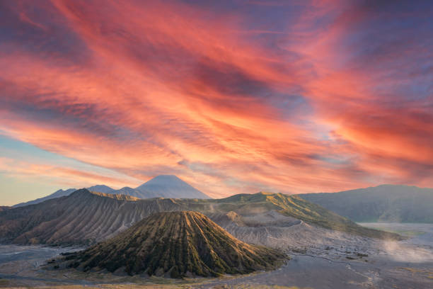 blick von oben, atemberaubende luftaufnahme des mt. bromo und mt batok im vordergrund und mt semeru in der ferne während eines dramatischen sonnenuntergangs. ostjava, indonesien. - mt merapi stock-fotos und bilder