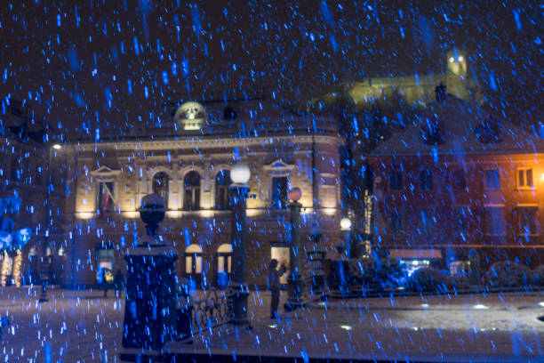 снег ночью в любляне на рождество - ljubljana december winter christmas стоковые фото и изображения