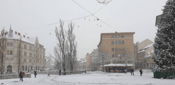 снег на рождество в любляне, некоторые люди на preseren trg - ljubljana december winter christmas стоковые фото и изображения