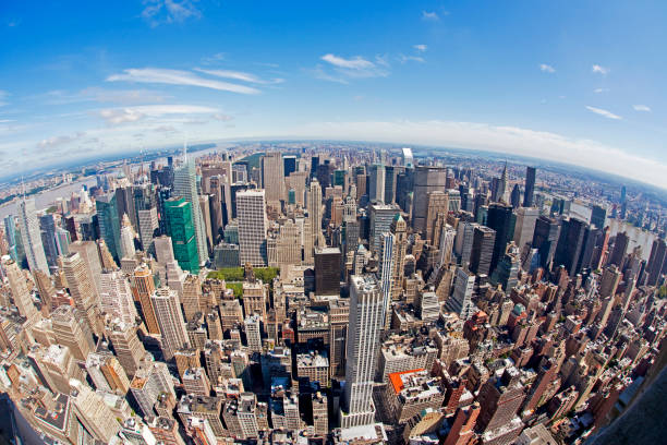 vista aerea dello skyline di new york city con grattacieli di manhattan, stati uniti - dramatic sky manhattan moody sky new york city foto e immagini stock