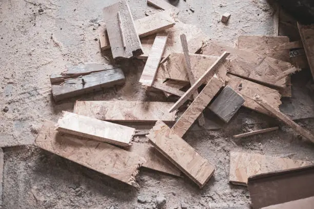 Photo of on  construction site, cut-off pieces of wood lie on the ground