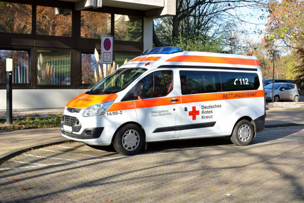 рядом с больницей припаркована машина скорой помощи с надписью «немецкий красный крест». - german culture flash стоковые фото и изображения