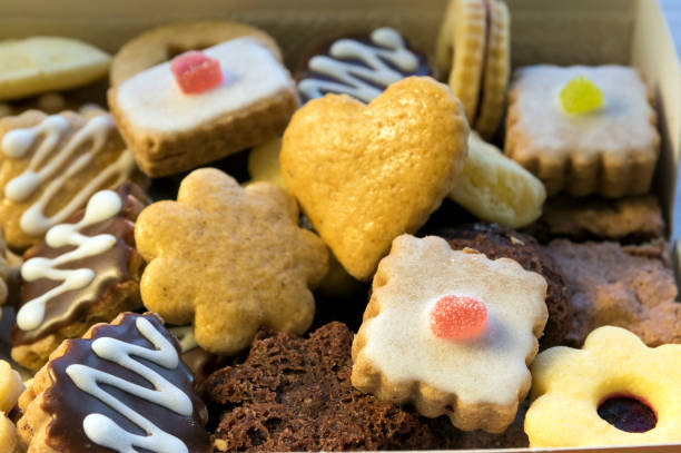 gruppo di deliziosi biscotti dolci natalizi, involtini di vaniglia bianchi, pan di zenzero, linzer e dolci al cioccolato con ripieno di marmellata - marmalade baked biscuit brown foto e immagini stock