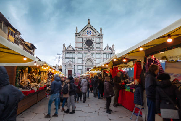 フィレンツェのクリスマスマーケット - piazza di santa croce ストックフォトと画像