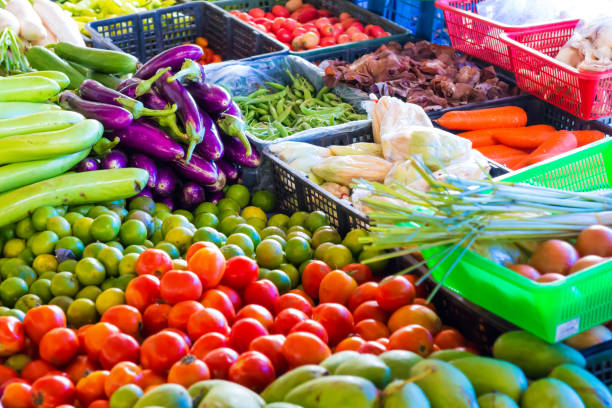 mercado de alimentos com barraca de frutas e hortaliças - asparagus vegetable market basket - fotografias e filmes do acervo