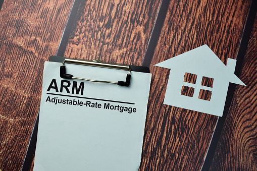 ARM - Hipoteca de tasa ajustable escribir en un papeleo aislado en el escritorio de la oficina. photo