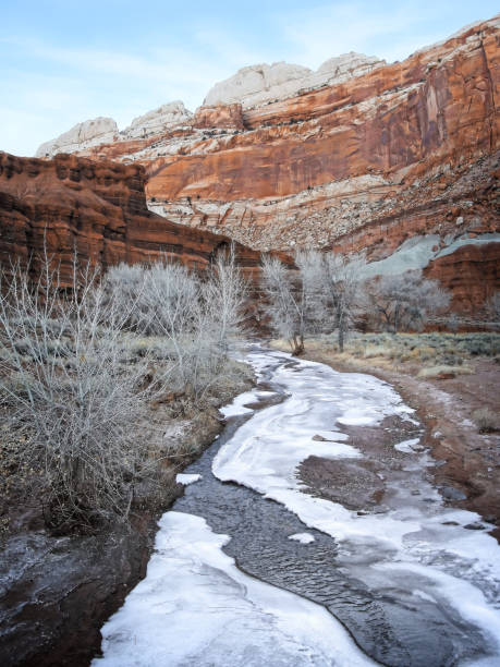 gefrorener bach und andere welttöne und texturen der great wash im spätherbst, capitol reef national park, südlichvon zentral-utah - otherworldy stock-fotos und bilder