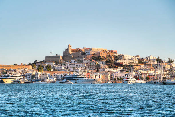 altstadt von ibiza spanien von jenseits des hafens - ibiza town stock-fotos und bilder