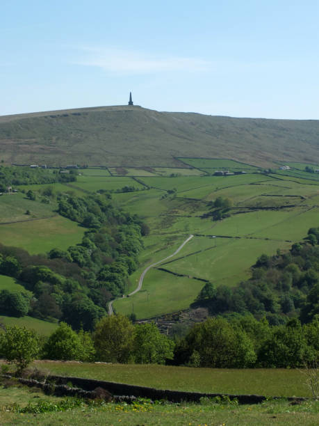 stoodley щука болота и памятник в calderdale запад йоркшир пейзаж окружающих полей и леса - west yorkshire стоковые фото и изображения