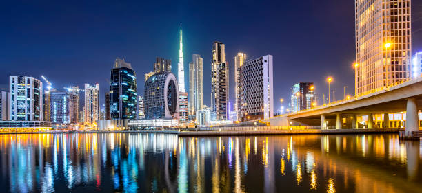 horizonte da cidade de dubai à noite, emirados árabes unidos - dubai cityscape burj khalifa awe - fotografias e filmes do acervo