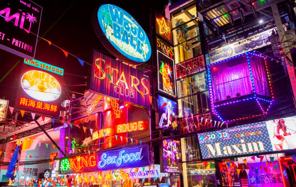 signes de néon sur la rue de marche à pattaya, thaïlande - gogo bar photos et images de collection