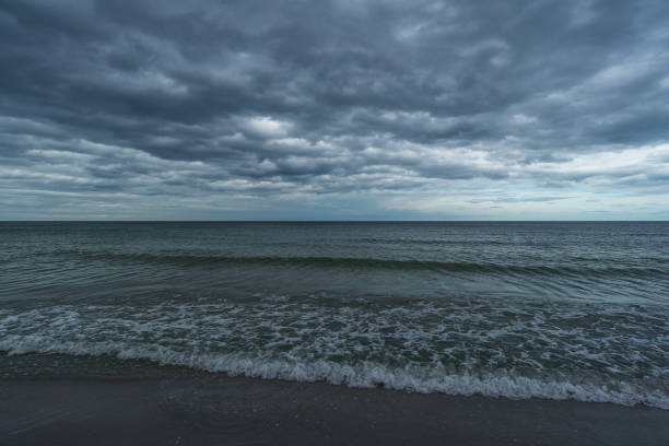 tropical storm is coming to the coast - textured nature hurricane caribbean sea imagens e fotografias de stock