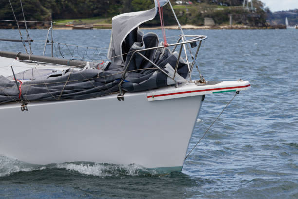 veleiro em sydney harbor. a cabeça é puxada para baixo no convés do barco - headsail - fotografias e filmes do acervo