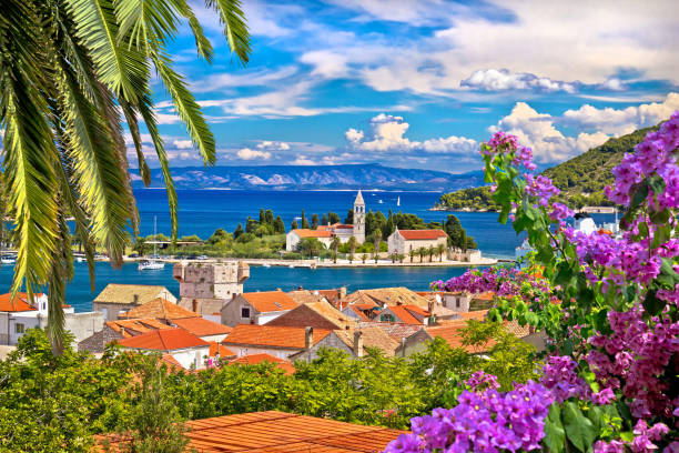 isola panoramica del lungomare di vis - croazia foto e immagini stock