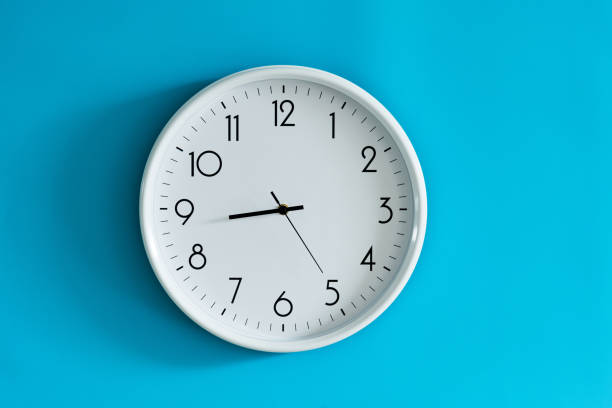 reloj de pared blanco sobre fondo azul - clock clock face blank isolated fotografías e imágenes de stock