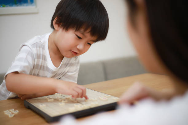 eltern und kind zeigen auf shogi - shogi stock-fotos und bilder