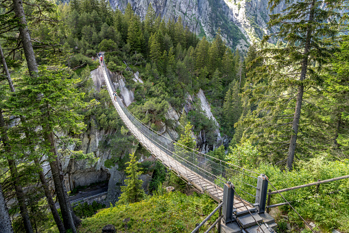 70 meters above the Handeck gorge, the Handeck suspension bridge offers a fantastic view of the Handeck waterfall