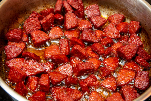 desayuno con sucuk turco frito, salchicha frita, foto de stock - salami sausage bread portion fotografías e imágenes de stock