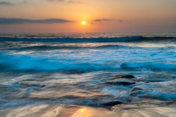 istock Soft and hazy sunrise seascape 1289689487