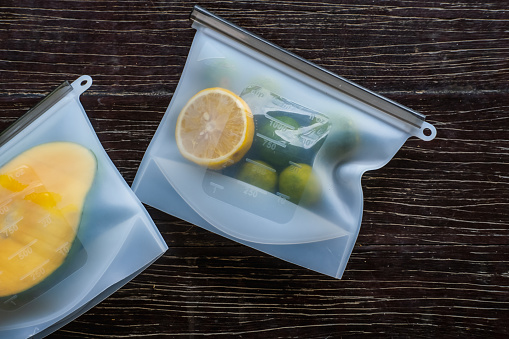 Frutas embaladas en bolsas con cremallera de silicona ambientalmente seguras. Productos de cocina ecológicos reutilizables. Cero residuos de estilo de vida libre de plástico sostenible photo