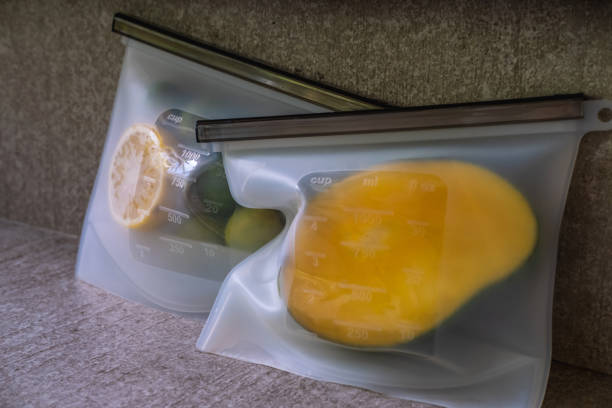 früchte verpackt in umweltfreundlichen silikon-reißverschlussbeuteln. wiederverwendbare umweltfreundliche küchenprodukte. null abfall nachhaltiger kunststofffreier lebensstil - refrigerator healthy eating mango fruit stock-fotos und bilder