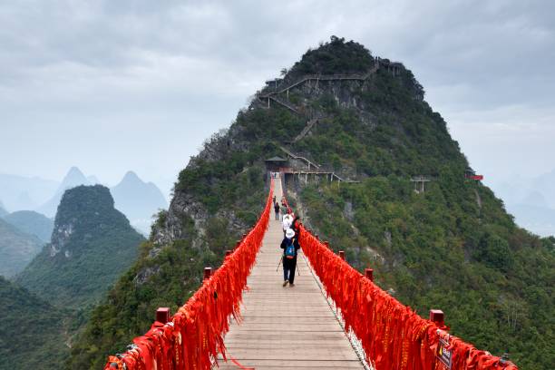 espetacular ponto panorâmico da floresta de karst - bridge beauty in nature travel destinations yangshuo - fotografias e filmes do acervo