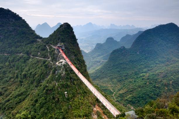 espetacular ponto panorâmico da floresta de karst - bridge beauty in nature travel destinations yangshuo - fotografias e filmes do acervo