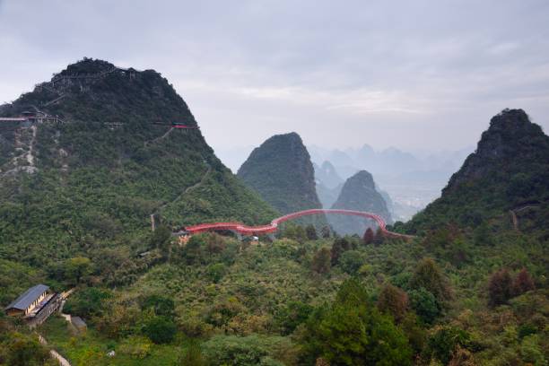 espetacular ponto panorâmico da floresta de karst - bridge beauty in nature travel destinations yangshuo - fotografias e filmes do acervo