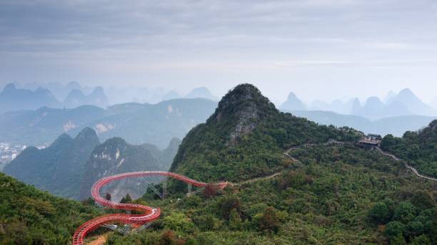 spettacolare punto panoramico della foresta di picco carsico - bridge beauty in nature travel destinations yangshuo foto e immagini stock