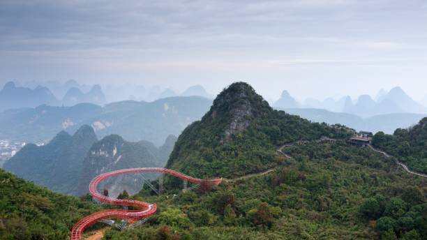 espetacular ponto panorâmico da floresta de karst - bridge beauty in nature travel destinations yangshuo - fotografias e filmes do acervo
