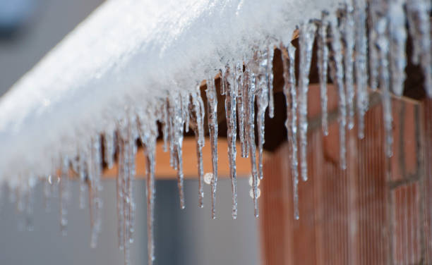 Winter Hanging icicles on a house roof icicle photos stock pictures, royalty-free photos & images