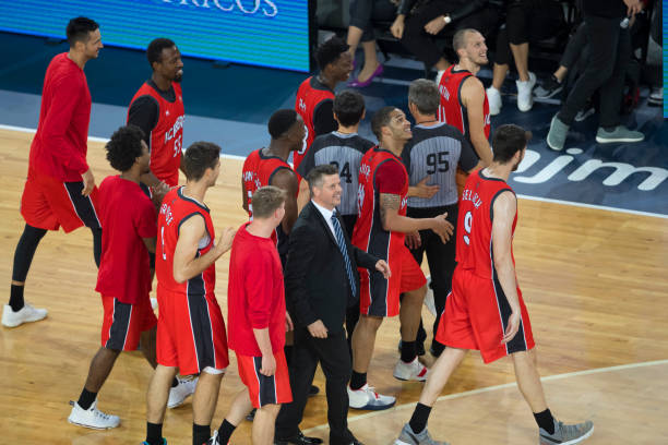 istock Red team members leaving the court 1289707381