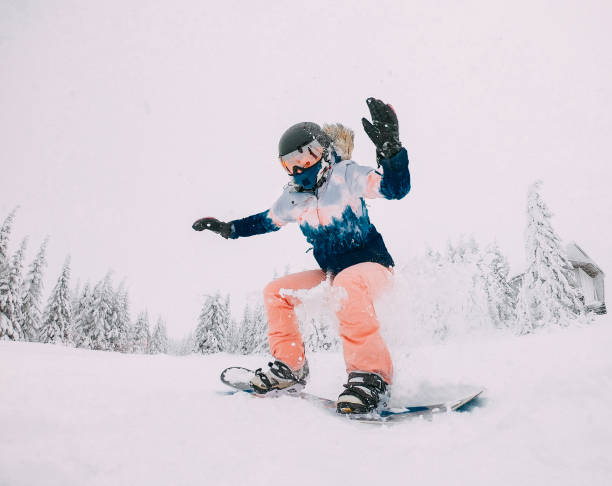snowboarder saute avec la poussière de neige - skiing sports helmet powder snow ski goggles photos et images de collection