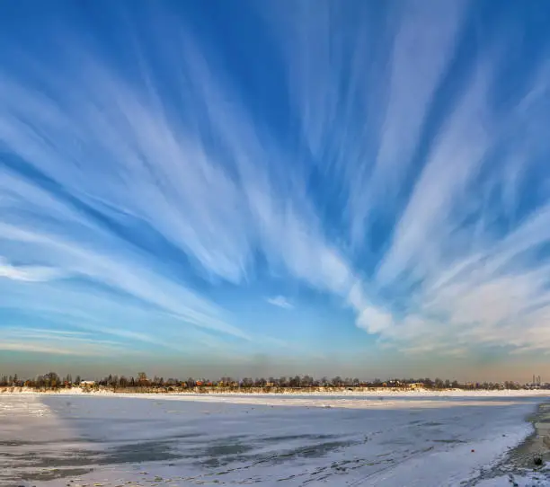 Photo of Frosty day on the banks of the Neva with a beautiful sky and cirrus clouds.