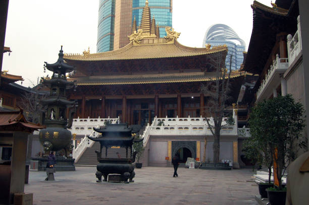 tempio jing'an, shanghai, cina - shanghai temple door china foto e immagini stock