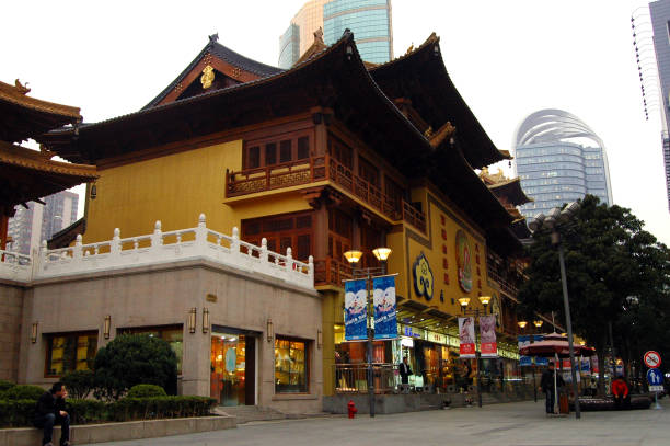 vista laterale del tempio jing'an, shanghai, cina - shanghai temple door china foto e immagini stock