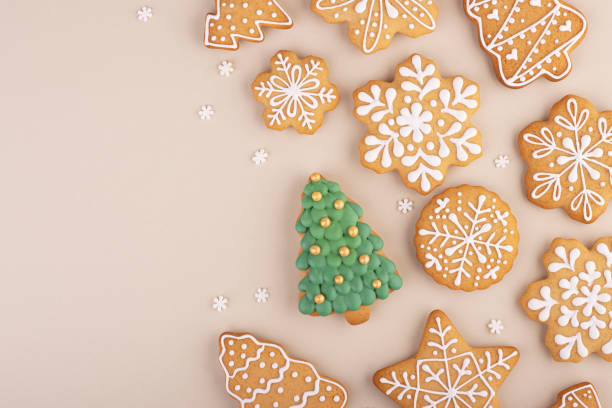Creative Christmas background with gingerbread cookies and a gingerbread Christmas tree Creative Christmas background with gingerbread cookies and a gingerbread Christmas tree. The concept of the celebration during a pandemic coronavirus sable stock pictures, royalty-free photos & images