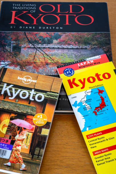 varie guide turistiche di kyoto si diffondono sul tavolo. pianificare il viaggio a kyoto - kinkaku ji temple foto e immagini stock