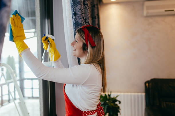 istock Young woman cleaning house 1289737584