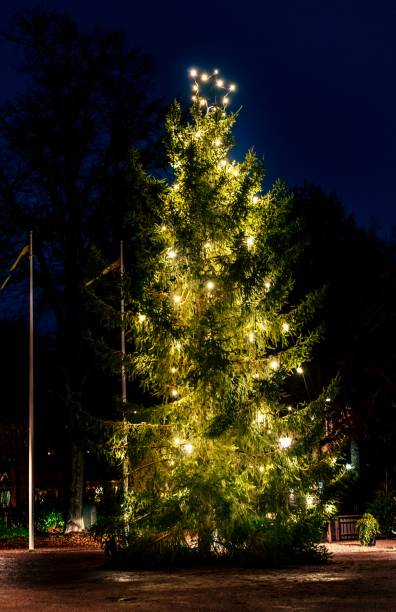 istock Christmas light in the city 1289741067