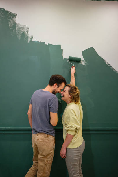 dipingere le pareti del nostro nuovo appartamento - dipingere foto e immagini stock