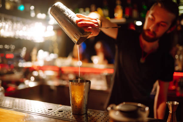 le barman expert fait le cocktail rafraîchissant à la club de nuit. - eastern european caucasian one person alcoholism photos et images de collection