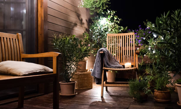 vela en la silla por la noche en la terraza en verano. - bancal fotografías e imágenes de stock