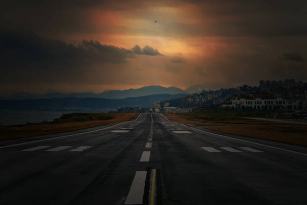 airport runway at sunset. - pista de aeroporto imagens e fotografias de stock