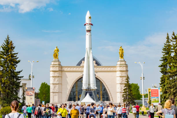 вход в павильон "космос" и макет ракеты-носителя "восток" - rocket booster фотографии стоковые фото и изображения